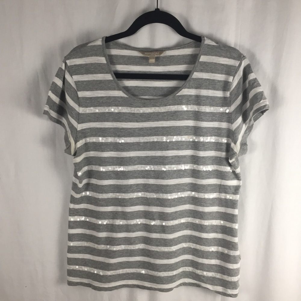 ☃️3 for $23 ☃️Banana Republic Gray/White Sequin ScoopT